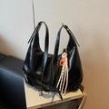 Schicke glänzend schwarze Hobo-Tasche in Halbmondform mit farbenfrohem Taschenanhänger - Schwarz