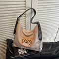 Vielseitige beige Tragetasche mit Hamster-Patch und Kettenriemen-Detail - Khaki