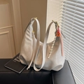 Große cremeweiße Hobo-Tasche aus mattem Leder mit doppelten Schultergurten für Damen - Grau