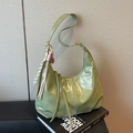 Salbeigrüne Hobo-Tasche mit Quasten und Webanhänger, minimalistischer Pendler-Stil - Grün