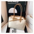 Bolso tote beige con ribete marrón y textura plisada en una caja de regalo elegante - Blanco