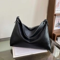 Große schwarze Hobo-Tasche aus hochwertigem Kunstleder mit markanter Kieselstein-Narbung - Schwarz