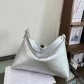 Silberne metallische Schultertasche in Faltenoptik mit modernem Halbmond-Design - Silber