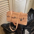 Bolso de hombro rosa de charol con detalle de cinturón y colgante de corazón - Rosa