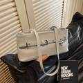 Bolso de hombro en charol azul claro con colgante de corazón y asas dobles - Azul