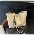 Détail du sac cabas crème en cuir grainé avec un pendentif de dessin animé mignon - Blanc (Avec Pendentif)
