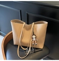Détail du cuir grainé litchi sur un grand sac cabas minimaliste de couleur beige - Kaki (Avec Pendentif)