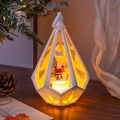 Farol de Navidad blanco con Papá Noel y luz LED cálida sobre mesa de madera - Estilo Papá Noel