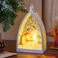 Detalle de farol navideño blanco con escena de muñeco de nieve y luz LED cálida - Muñeco de Nieve Blanco