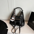 Borsa tote in pelle nera opaca con cuciture bianche a contrasto e ciondolo Schnauzer - Nero con ciondolo