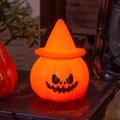 Dettaglio di una lampada a zucca di Halloween con cappello da mago su libri antichi - Stile C (Sorriso Malvagio)