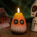 Detail der Eulen-LED-Kürbiskerze mit leuchtenden Augen für Halloween-Tischdeko - Orange-Schwarzer Verlaufsstil (Stil C)