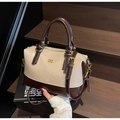Dettaglio della borsa Boston bicolore con finiture dorate e tracolla in pelle - Bianco Crema con Caffè