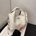 Bolso bombonera acolchado beige elegante con cierre giratorio y adorno tejido - Con Colgante / Marfil