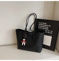 Sac fourre-tout noir minimaliste en cuir grainé avec un pendentif poupée mignon - Noir (Avec Pendentif)