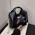 Bolso cubo acolchado negro elegante con acabado brillante y cierre giratorio de plata - Con Colgante / Negro