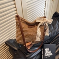 Handgewebte Strohtasche in Erdtönen mit großer weißer Spitzenschleife und braunem Gurt - Khaki
