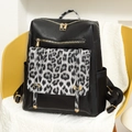 Detalle de solapa de leopardo retro y cremallera dorada en mochila chic de cuero sintético - Negro