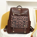 Detalle de mochila marrón con bolsillo de estampado de leopardo y herrajes metálicos dorados - Marrón