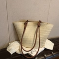 Borsa tote in paglia intrecciata beige con tracolla in pelle marrone per l'estate - Beige