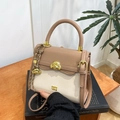 Borsa a tracolla patchwork kaki e crema con fibbia dorata a forma di testa di animale - Con Ciondolo / Bianco & Cachi
