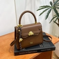 Borsa a mano in pelle marrone scuro con chiusura dorata a cane e pendente - Con Ciondolo / Marrone