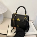 Borsa a tracolla retrò in pelle nera con tre ornamenti a cucciolo dorati e corda intrecciata - Con Ciondolo / Nero