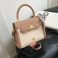 Borsa a tracolla bicolore retrò in pelle crema e marrone con fibbia dorata a forma di cane - Senza Ciondolo / Bianco & Cachi