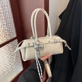 Cremeweiße Boston-Zylindertasche mit silbernem Schleifenanhänger und Schultergurt - Beige (Mit Anhänger)