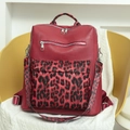 Dettaglio dello zaino in pelle PU rossa con tasca leopardata e ampia tracolla - Rosso