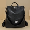 Dettaglio di uno zaino in pelle nera con patchwork geometrico e cerniere metalliche argento - Nero