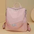 Dettaglio dello zaino in ecopelle rosa con trama geometrica e cerniera in metallo argento - Rosa