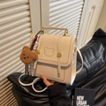 Chique gebroken witte mini-rugzak met kralenbeer-ontwerp en pluche berenbedeltje - Rijstwit (Met Hanger)