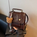 Mini rugzak van donkerbruin lakleer met beertje van klinknagels en pluchen hanger - Koffiebruin (Met Bedel)