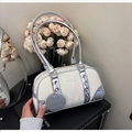 Dettaglio della borsa Boston argento con texture marmorea e logo metallico BOCI LEE - Bianco Sporco