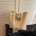 Bolso tote beige minimalista con bolsillo frontal y correas largas para uso diario - Blanco Roto