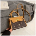 Elegante borsa a tracolla in pelle marrone con fibbia a barboncino dorata e loghi - Caffè senza Ciondolo
