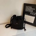 Bolso cubo minimalista de lona negra con cordón ajustable y correa de hombro - Negro