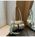 Metallisch silberne Boston-Tasche mit Vordertaschen, Bärenanhänger und Quasten-Detail - Silber (Mit Anhänger)