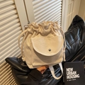 Bolso saco de lona beige con cordón ajustable, bolsillo de solapa y hebilla de plata - Blanco Roto