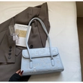 Bolso de hombro azul claro en cuero sintético con bordado de cachorro y líneas blancas - Azul