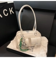 Borsa Boston bianco crema con ciondolo a forma di orso e corda intrecciata verde - Bianco con ciondolo