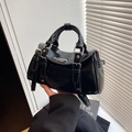 Moderne schwarze Lack-Handtasche mit silbernen Beschlägen und schickem Design - Schwarz