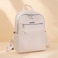 Dettaglio dello zaino in nylon beige impermeabile con cerniere argentate e tasche - Bianco Sporco