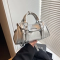 Schicke silberne Handtasche in Metallic-Optik mit Falten und verstellbarem Schultergurt - Silber