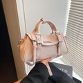 Glänzende hellrosa Handtasche mit verstellbarem Schultergurt und silbernem Schnallendetail - Rosa
