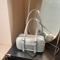 Silberne Boston Bag mit Metallic-Knitteroptik und Ösenriemen in Spiegelreflexion - Silber