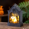 Dettaglio di una lanterna di Halloween con sagome illuminate di fantasmi e zucche - Stile Fantasma