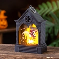 Dettaglio macro della lanterna gotica di Halloween con luce LED calda e motivo mago - Stile La Strega