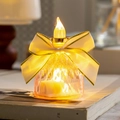 Detailansicht der LED-Kerzenlampe mit cremefarbener Schleife und Diamant-Acrylbasis - Rosa